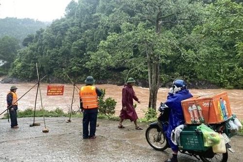 Mưa lớn gây chia cắt, cô lập nhiều thôn bản ở Quảng Bình