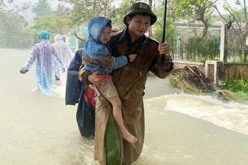 Công an Quảng Nam giúp dân ứng phó với mưa, lũ lớn