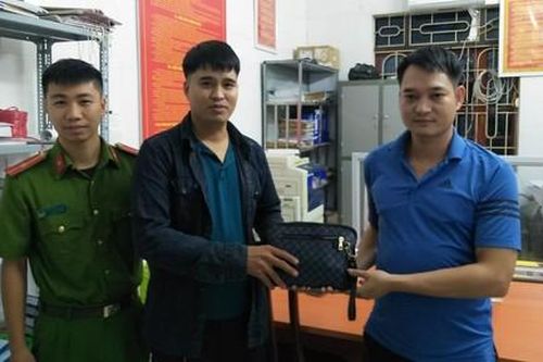 Cán bộ Thuế đánh rơi gần 100 triệu đồng, được người dân trả lại