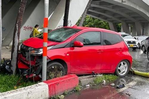 Ô tô kéo lê xe máy rồi lao vào gốc cây gần cầu Sài Gòn