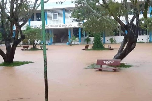 Ngập lụt sau mưa lớn, nhiều khu vực tại Đà Nẵng bị cô lập