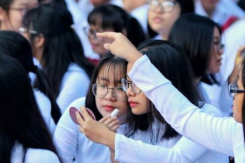 Học sinh trang điểm khi đến trường: Cấm hay không?