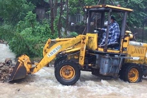 Quốc lộ chia cắt, tắc nghẽn vì mưa ngập