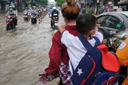 Nhiều địa phương cho học sinh nghỉ học vì triều cường, mưa lũ