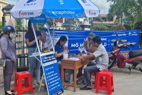 Cà Mau: Gõ từng nhà, hướng dẫn người dân dịch vụ trực tuyến