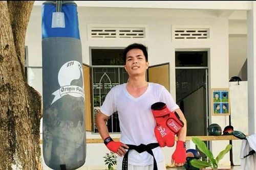 Thượng úy quân đội dùng võ thuật bắt tên cướp xe máy
