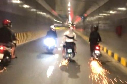 Buông 2 tay khi đổ đèo Hải Vân, tài xế xe máy bị phạt 8,9 triệu đồng