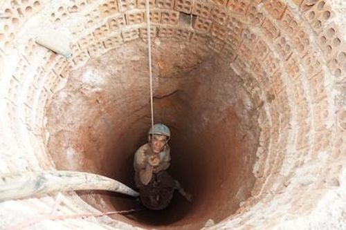 Mạo hiểm đào giếng sâu 10 m để tìm nước