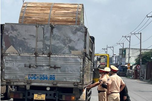 Đồng Nai: Khởi tố, bắt tạm giam 5 'cò' xe quá tải
