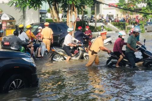 CSGT Cần Thơ 'bì bõm' đẩy xe giúp người dân vượt dòng triều cường