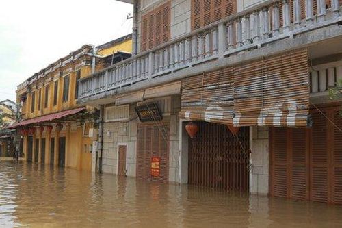 Phố cổ Hội An ngập sâu do mưa lớn