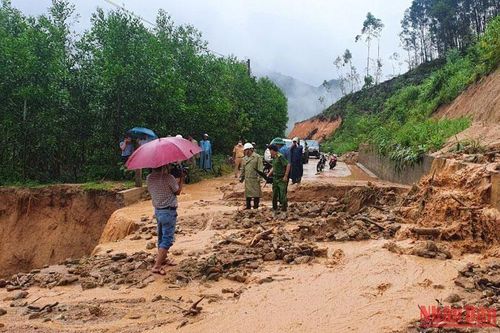 Mưa lớn gây sạt lở nhiều địa phương tại Bình Định