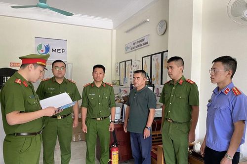 Bắt nguyên Phó Giám đốc Công ty cổ phần dâu tằm tơ Mộc Châu