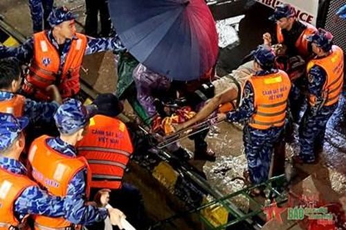 Tàu Cảnh sát biển 4038: Kịp thời đưa người dân đảo Lý Sơn vào đất liền cấp cứu