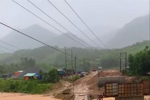 Mưa lớn gây ngập lụt, chia cắt nhiều nơi