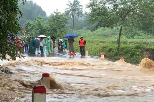 Nhiều tỉnh miền Trung: Mưa lũ bao vây