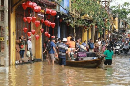 Hội An chìm trong biển nước, du khách di chuyển bằng ghe thuyền