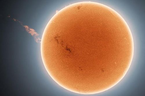 'Bắt quả tang' luồng plasma dài 1,6 triệu km phóng ra từ Mặt Trời