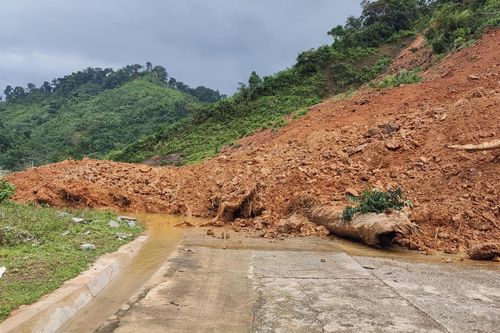 Đường Hồ Chí Minh nhánh Tây ở Quảng Trị bị sạt lở do mưa lớn