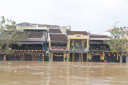 Phố cổ Hội An ngập trong nước lũ