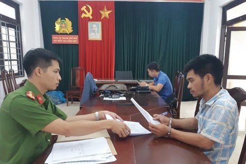 Công an TP Huế bắt kẻ loạn thần dùng búa đập vỡ nhiều kính ô tô