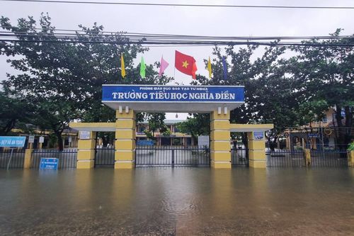 Nhiều vùng trũng thấp ở Quảng Ngãi vẫn ngập sâu trong nước