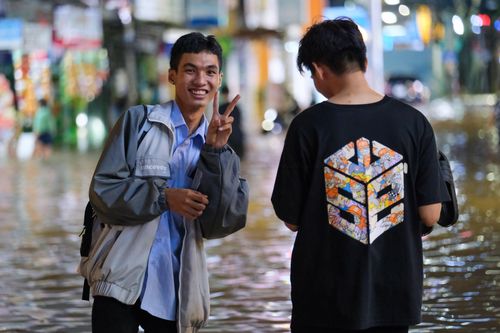 Du khách trải nghiệm triều cường tại bến Ninh Kiều