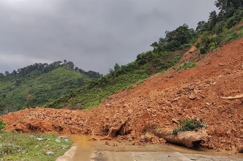 Quảng Trị: Sạt lở đường Hồ Chí Minh nhánh Tây gây ách tắc giao thông