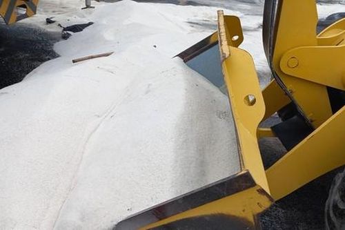 Xe tải mất phanh tông sập hàng rào phân cách, gạo đổ trắng cả đoạn đường