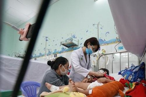 Bé gái nguy kịch vì uống nhầm chai xăng trong tủ lạnh