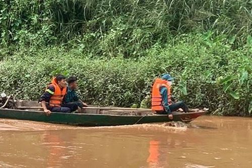 Theo mẹ đi thả cá phóng sinh, bé trai 2 tuổi rơi xuống sông mất tích
