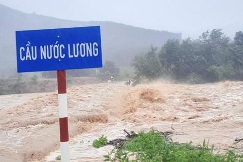 Mưa lớn ở Bình Định, nước tràn qua cầu