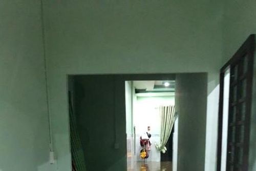 Trở về nhà sau lũ, người dân gạt nước mắt khi tài sản chìm trong nước