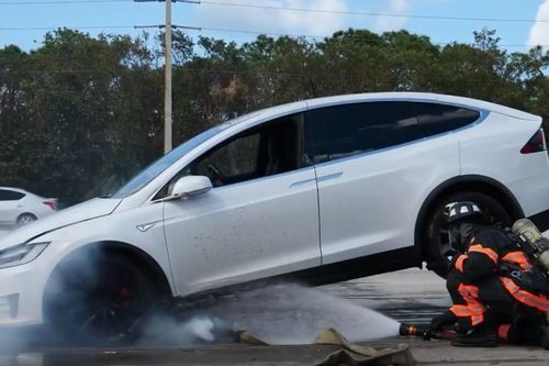 Nhiều ô tô điện tự bốc cháy sau khi ngập trong nước lũ