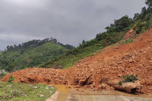 Lở núi, hàng nghìn khối đất đá bịt kín đường mòn Hồ Chí Minh