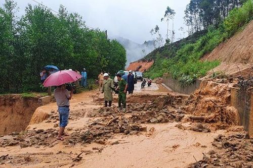 Mưa lớn 'càn quét' 4 tỉnh miền Trung, nhiều nơi bị cô lập