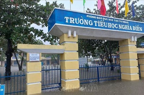 Quảng Ngãi: Nhiều vùng vẫn ngập trong nước lũ, một số tuyến đường bị chia cắt
