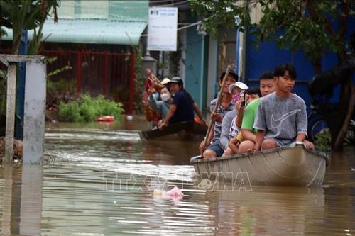 Thăm, tặng quà các hộ gia đình bị thiệt hại do mưa lũ tại Quảng Nam
