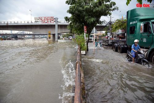 TP Hồ Chí Minh: Triều cường dâng cao, người đi xe máy ngã nhào trong biển nước