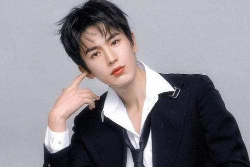 Ngỡ ngàng với hình ảnh cũ của Trương Lăng Hách, nhan sắc thế nào mà bị chê tơi tả