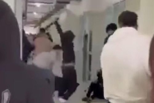 Xuất hiện clip nhóm sinh viên hành hung bạn tại ĐH Tài Nguyên Môi Trường, nhà trường nói gì?
