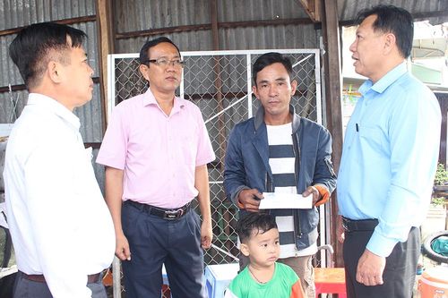 Phó Chủ tịch UBND tỉnh An Giang Trần Anh Thư thăm các gia đình có nhà bị cháy ở TX. Tân Châu