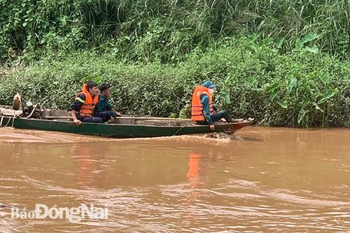 Theo mẹ đi thả cá phóng sinh, bé trai 2 tuổi bị rơi xuống sông Buông