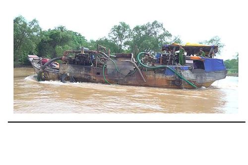 Bắt giữ 2 phương tiện khai cát và vận chuyển cát trái phép