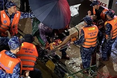 Đưa 4 bệnh nhân ở đảo Lý Sơn vào đất liền cấp cứu kịp thời