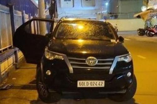 Vào quán ăn quay ra, ô tô bị đập vỡ kính, tài sản biến mất