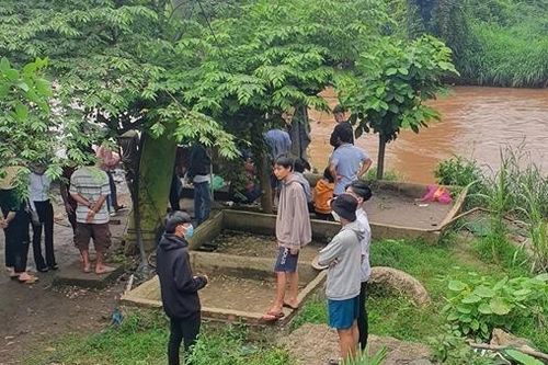 Bé trai 2 tuổi bị nước cuốn trôi khi cùng mẹ thả cá phóng sinh