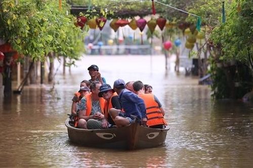 Phố cổ Hội An chìm sâu trong nước lũ, du khách hối hả sơ tán