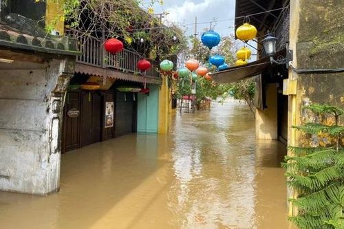 Phố cổ Hội An lại chìm trong nước lũ