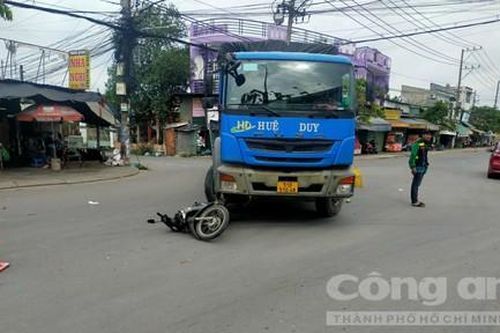 Xe tải kéo lê xe máy ở Bình Dương, 2 cô gái trẻ thương vong